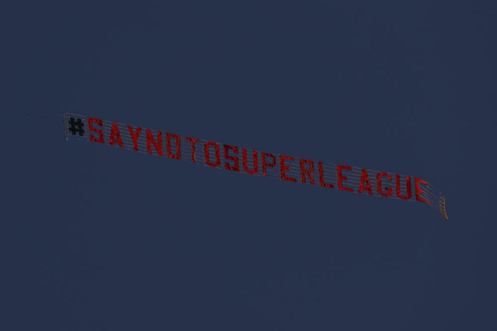 STRAŠNE SCENE ISPRED STADIONA LIDSA: Navijači jurili Klopa, palili dresove i poslali jasnu poruku!