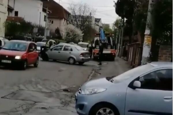 DOKLE IDE BAHATOST VOZAČA U BEOGRADU?! Bezobrazni vozač umalo PREGAZIO policajca (VIDEO)