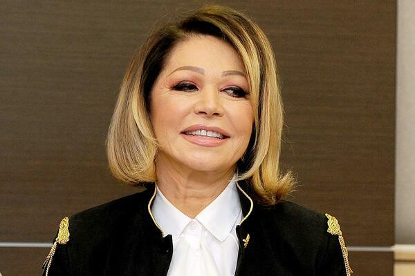 JEDVA DOČEKALA! ISPLIVALA PREPISKA KAKO NEDA UKRADEN JAVNO MUVA BIL GEJTSA: Poruke ljubavnog sadržaja ŠOKIRALE!