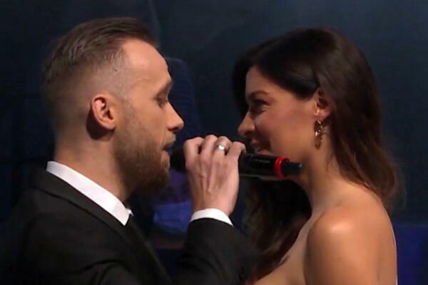 SA SANJOM KUŽET JE BIO U PRISNOM PLESU, A TEK DA MU VIDITE SUPRUGU: Prirodna je lepotica, sija od sreće i ljubavi!