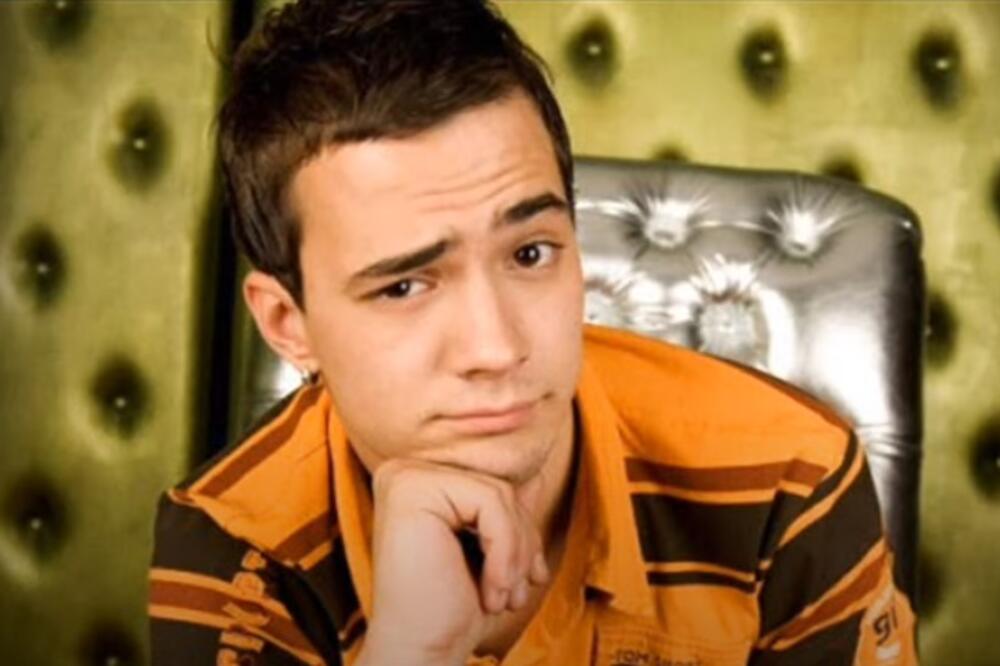 SRPKINJE SU GA OBOŽAVALE, A ON JE OŽENIO SVOJU PROFESORKU: U jeku popularnosti NESTAO, a danas izgleda OVAKO!