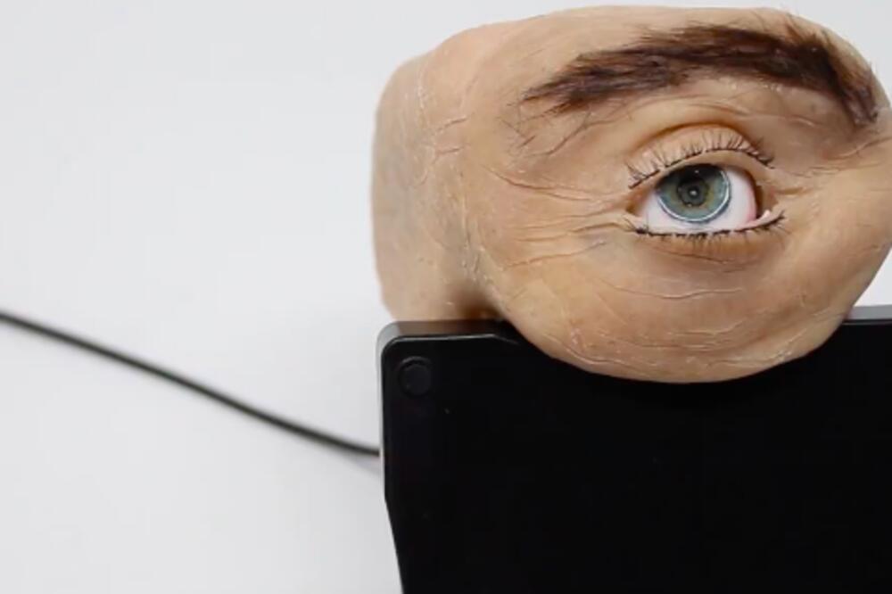 NAJJEZIVIJA WEB KAMERA: Izgleda kao pravo ljudsko oko, JOŠ SE I KREĆE (VIDEO)