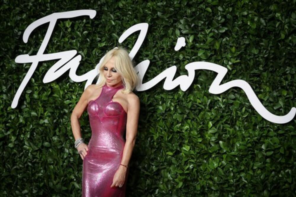 SESTRE POZIRALE POTPUNO GOLE: U rukama drže OVU STVAR!