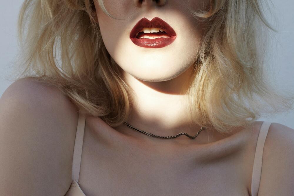 NOSE GA SAMOUVERENE ŽENE, A JEDNO VREME JE BIO I ZABRANJEN: Asocira na GREH i STRAST! Da li ga i vi NOSITE?