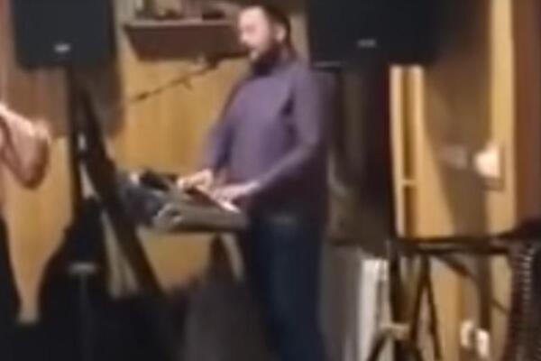 UPAO NA ROĐENDANSKU ŽURKU SA MITRALJEZOM U RUKAMA: Zapucao i povikao "GASI MUZIKU" (VIDEO)