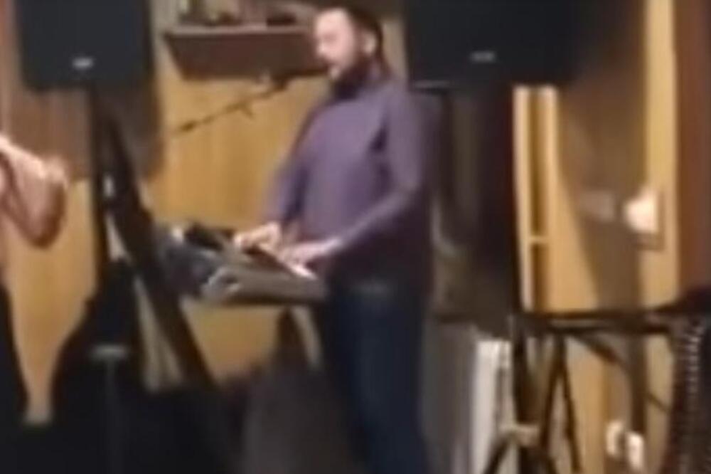 UPAO NA ROĐENDANSKU ŽURKU SA MITRALJEZOM U RUKAMA: Zapucao i povikao "GASI MUZIKU" (VIDEO)