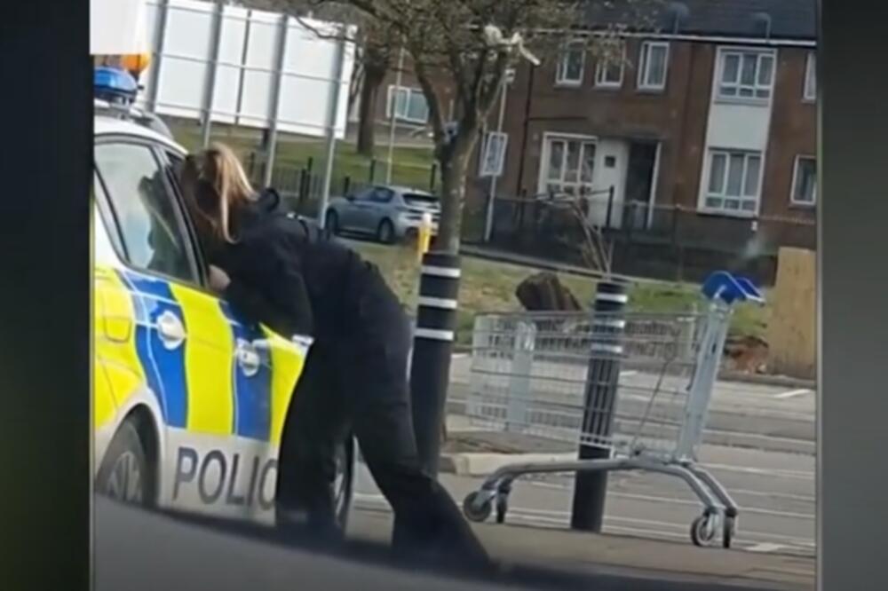 UHVAĆENI NA DELU! POLICIJSKI PAR RAZMENJIVAO NEŽNOSTI U SLUŽBENOM VOZILU: Primorani da se izvine (VIDEO)