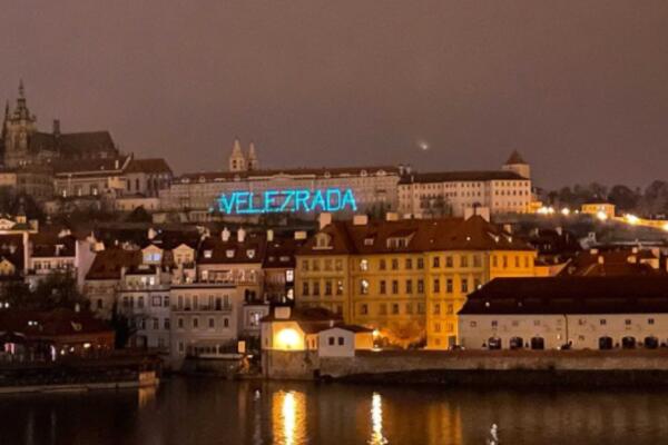 PROZORE PREDSEDNIČKOG ZAMKA U PRAGU OBASJAO PLAVI NATPIS "VELEIZDAJA": Organizatori zahtevaju JEDNU STVAR! (FOTO)