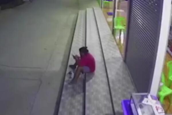 ŽENA JE SEDELA ISPRED PRODAVNICE I OSETILA JE DA JOJ SE NEŠTO MIGOLJI IZMEĐU NOGU: Usledio je ŠOK! (VIDEO)