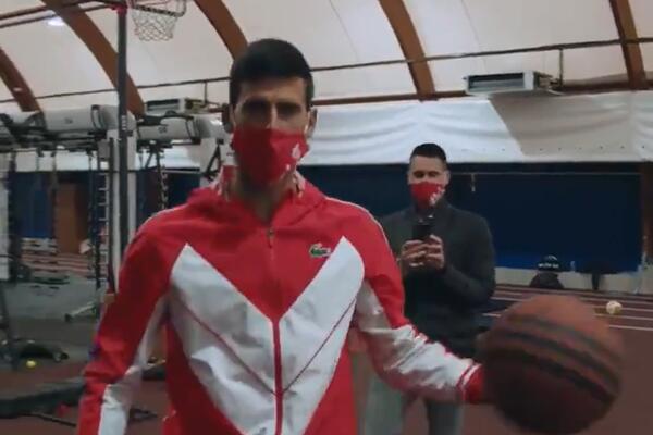 NE ZOVU IH DŽABE OBOJICU 'DŽOKER': Đoković barata "basketarom" kao Jokić pod NBA koševima! (VIDEO)