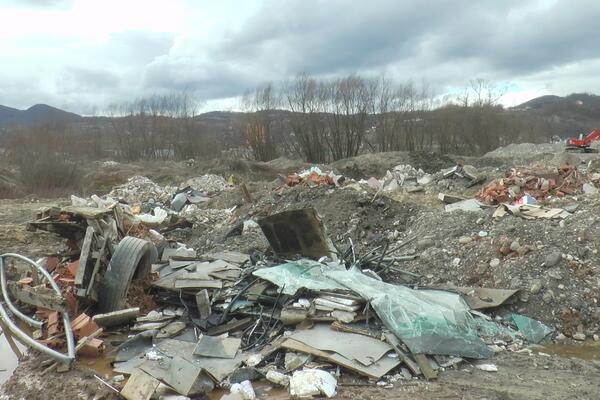 EKOLOŠKO RUGLO U OPŠTINI ARILJE: Duž toka reke NEKOLIKO DEPONIJA, nesavesni građani noću ostavljaju OTPAD (FOTO)