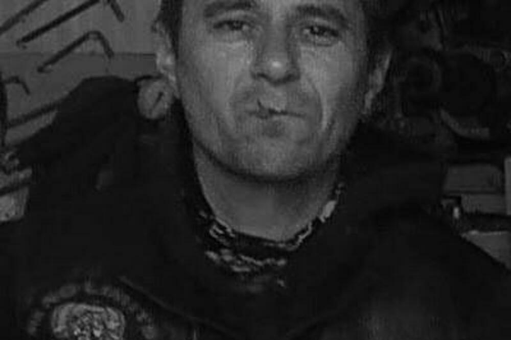 PLAČ DECE I SLAVUJEV POJ PARALI NEBO IZNAD KIKINDE: Sahranjen bajker Panča, sin ga na rukama držao poluživog