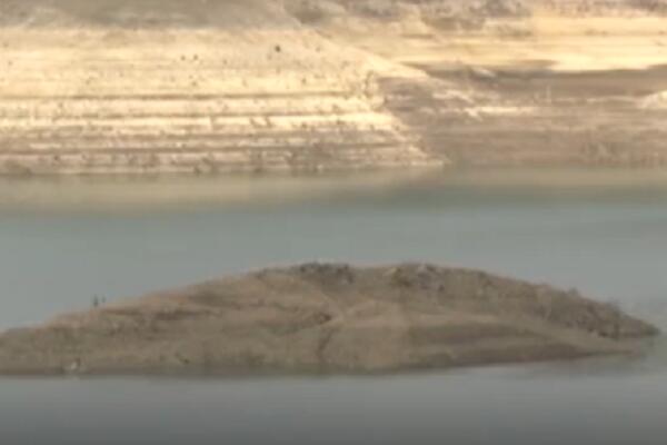 IZ ZAOVINSKOG JEZERA IZRONILI NEVIDLJIVI DELOVI TLA: Meštani strahuju!