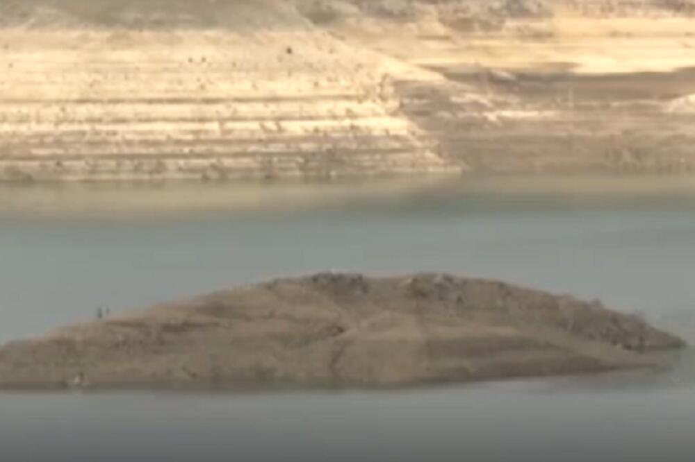 IZ ZAOVINSKOG JEZERA IZRONILI NEVIDLJIVI DELOVI TLA: Meštani strahuju!