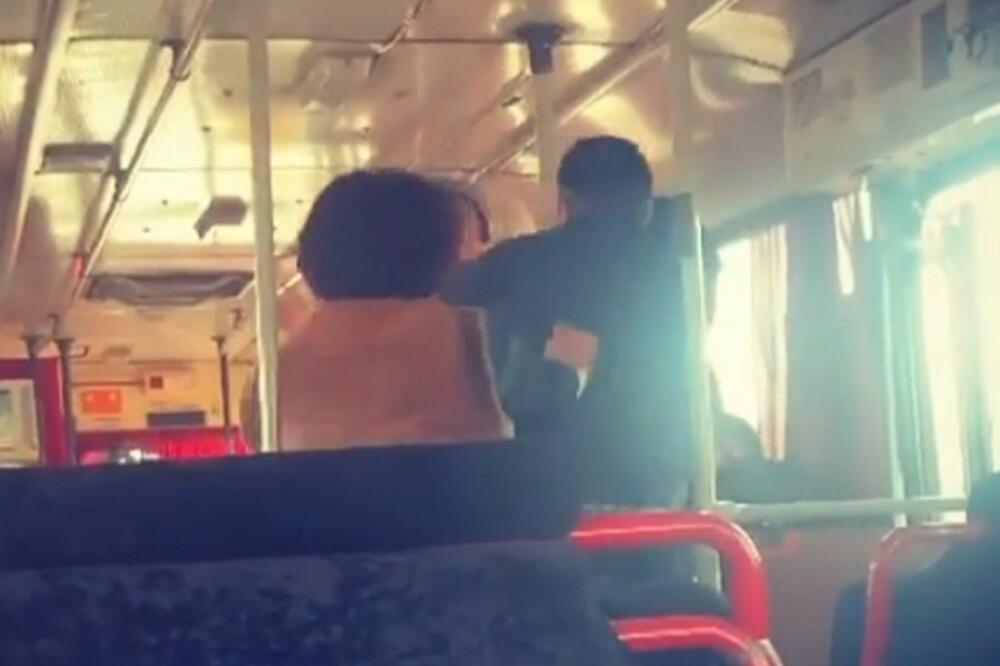 RAZDVAJALI SU IH KAO U RINGU: Haos u gradskom prevozu, LETELE PESNICE (VIDEO)