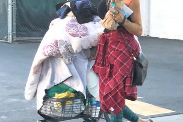 NEKAD JE BILA POZNATA MANEKENKA, A DANAS JE BESKUĆNICA: Kopa po ĐUBRETU, nema ZUBE i kupa se jednom GODIŠNJE (FOTO)