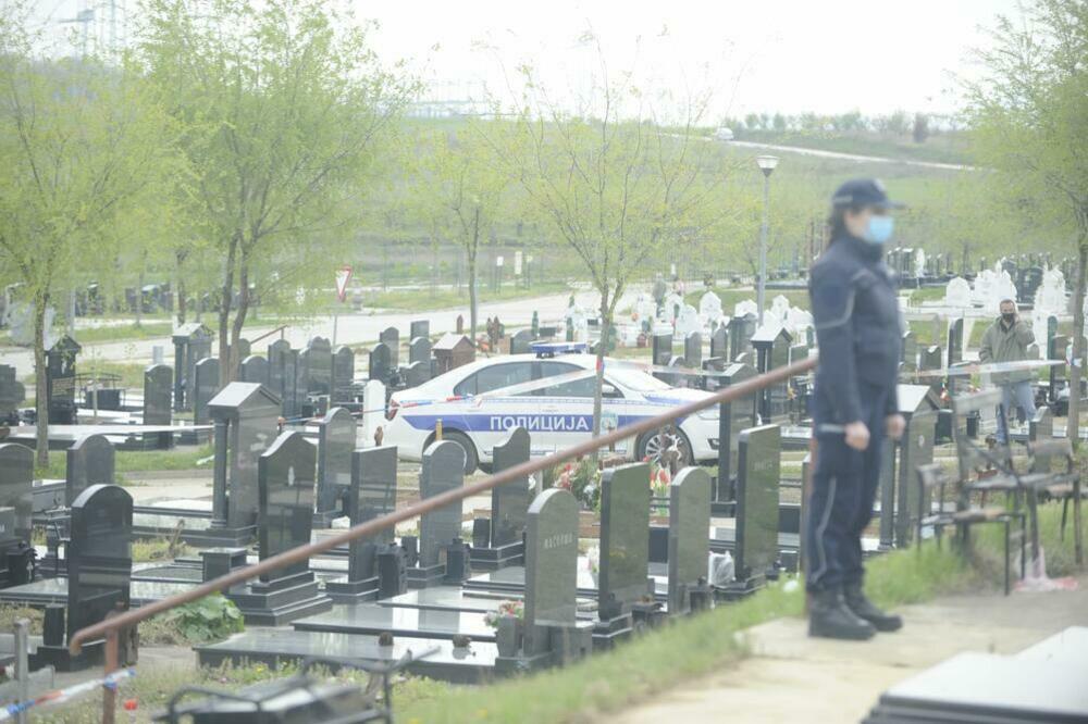 MASKIRANI NAPADAČ SE SKRIVAO IZA SPOMENIKA: Navijač upucan na groblju za vreme parastosa!