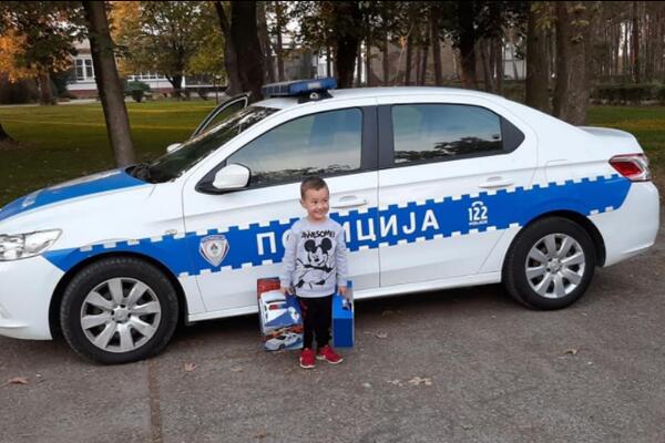 OSMEH KOJI NEMA CENU! Bijeljinska policija OBRADOVALA DEČAKA za rođendan (FOTO)