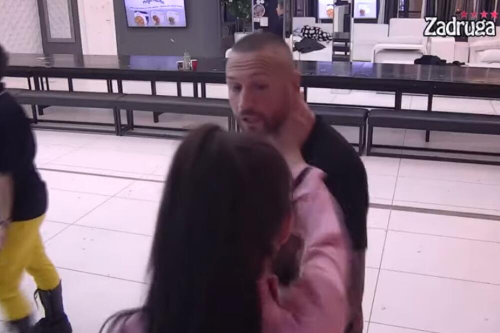 LJUBAVNICA MU DOŠLA GLAVE! TARA BRUTALNO ŠAMARALA I DAVILA REPERA ŠA: On se zaledio u mestu od udaraca! (FOTO)