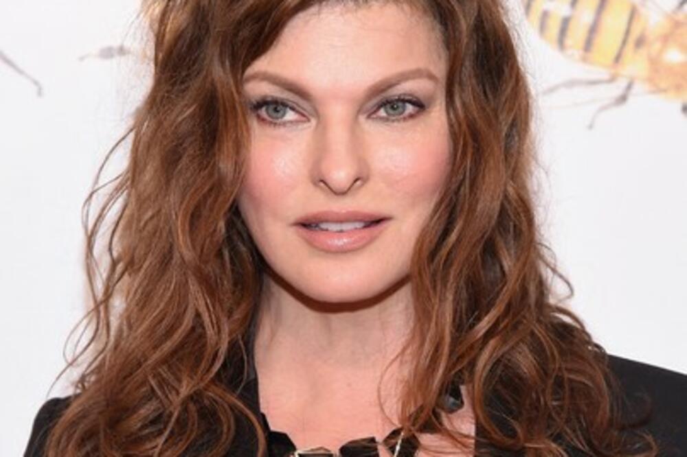 DEFORMISALI JOJ LICE,PA REŠILA DA IH TUŽI ZA 50 MILIONA: Nekada najlepša žena PRVI PUT POZIRALA nakon NUS POJAVA