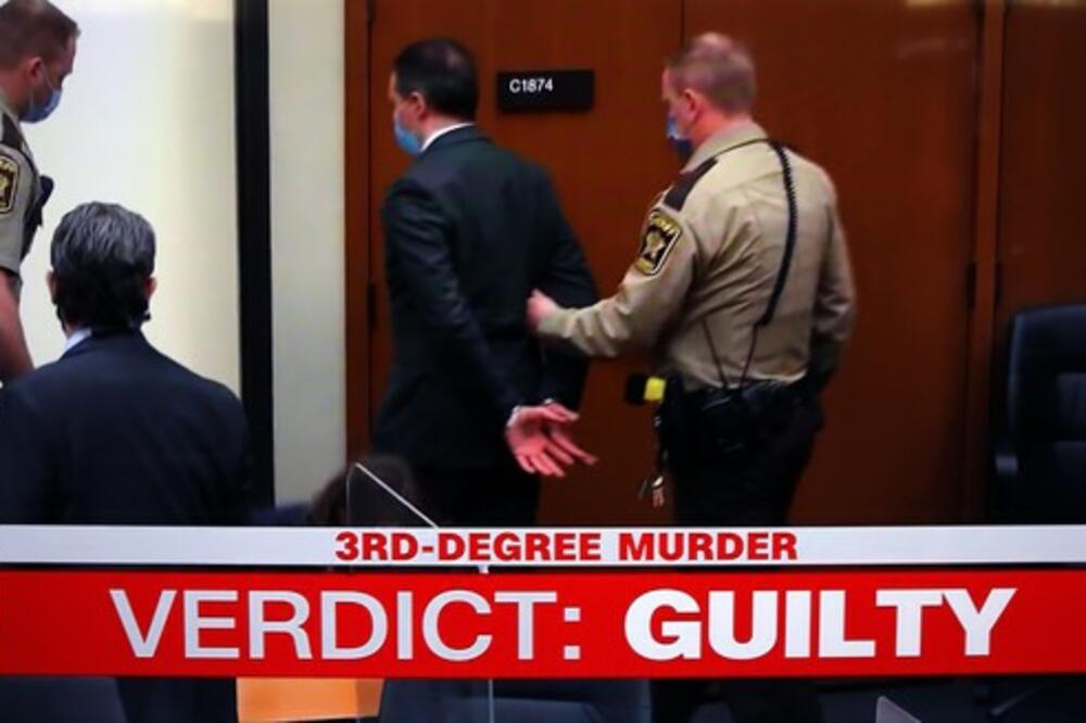 ŠTA JE TO ISPISANO NA LEVOM DLANU DERIKA ŠOVINA? Dok su ga odvodili iz sudnice, kamera je zabeležila DETALJ (FOTO)