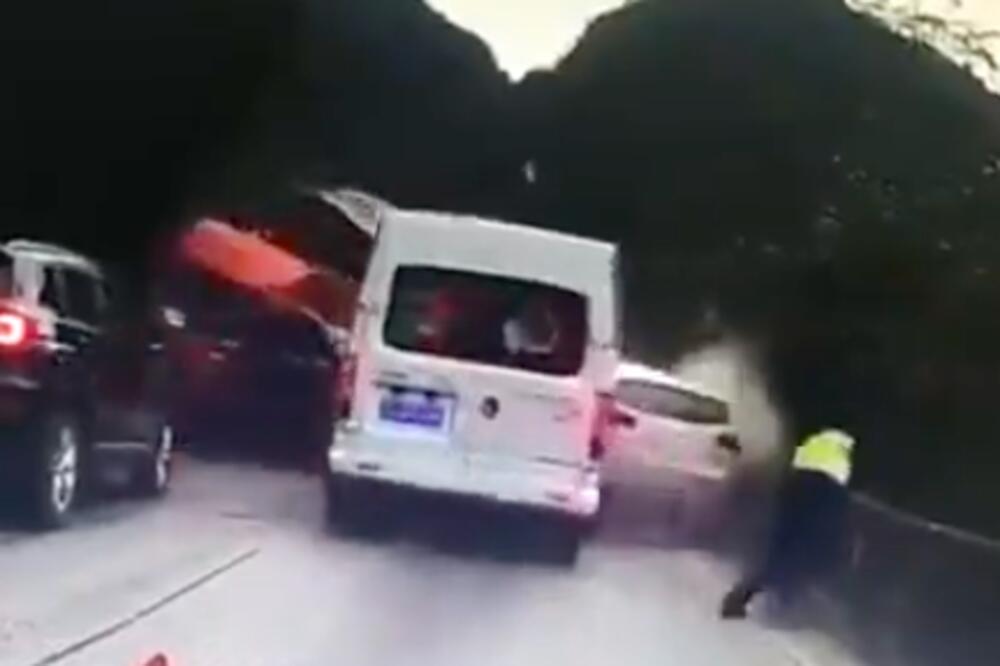 UŽASNA NESREĆA, KAMION SA 100 NA SAT ULETEO NA MESTO NESREĆE: Potpuni horor na putu (VIDEO)