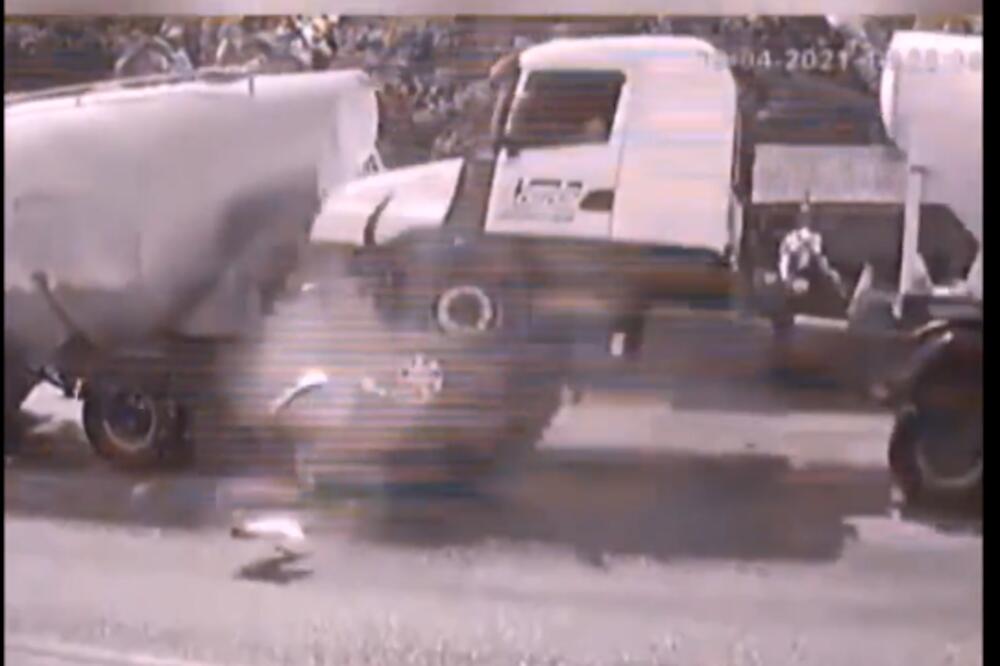 STRAVIČNA SAOBRAĆAJNA NESREĆA: Dva kamiona SMRSKALA automobil koji se našao između njih! (VIDEO)