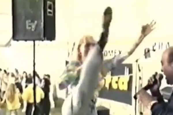 VIRALAN VIDEO! BRENA U ZANOSU ZADIGLA MAJCU PRED SVIMA, PA UMALO NOGOM PATOSIRALA DŽEJA: Nastup o kome se pričalo!