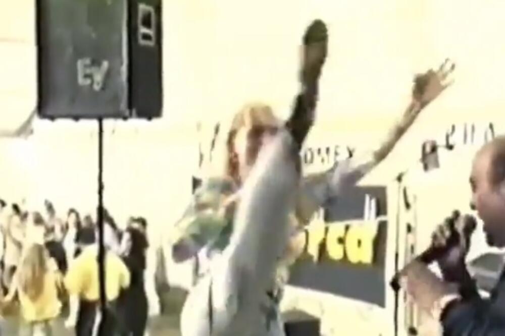 VIRALAN VIDEO! BRENA U ZANOSU ZADIGLA MAJCU PRED SVIMA, PA UMALO NOGOM PATOSIRALA DŽEJA: Nastup o kome se pričalo!