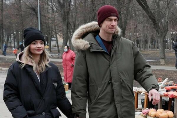 KO KAŽE DA JE ROMANTIKA UMRLA? PAR PRONAŠAO NAČIN DA UVEK BUDE NERAZDVOJAN: O njihovom POTEZU bruji ceo svet (FOTO)