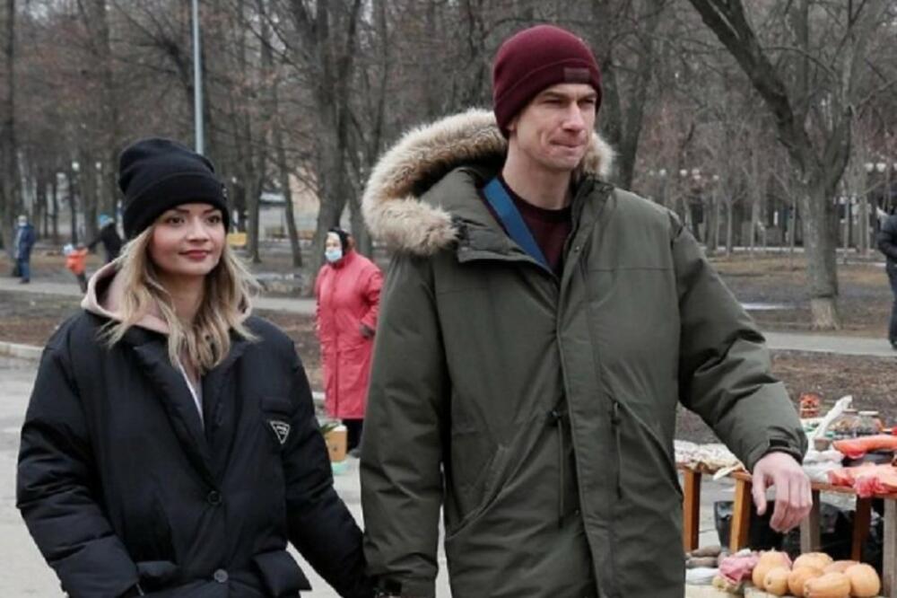 KO KAŽE DA JE ROMANTIKA UMRLA? PAR PRONAŠAO NAČIN DA UVEK BUDE NERAZDVOJAN: O njihovom POTEZU bruji ceo svet (FOTO)