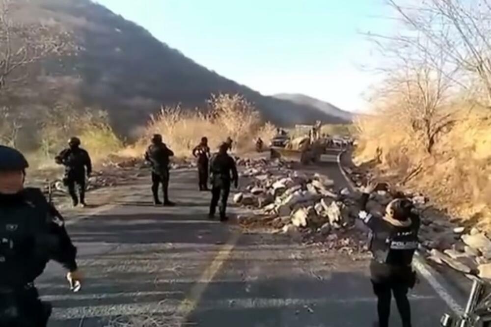HOROR! NARKO KARTEL EKSPLOZIVOM I DRONOVIMA UDARIO NA POLICIJU: U Meksiku kao na ratnom polju (VIDEO)