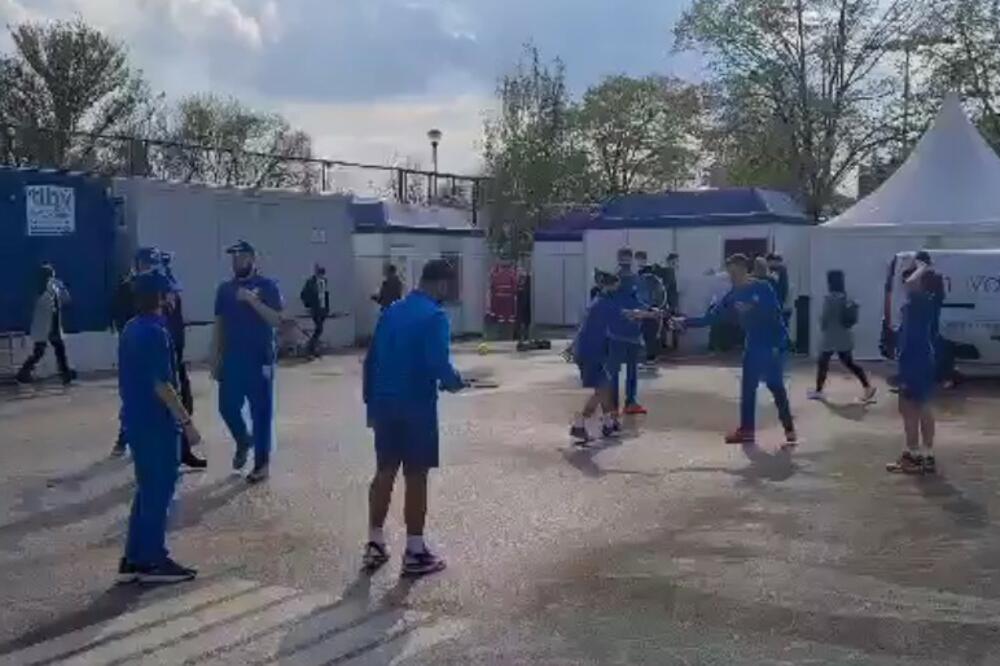 SRBIJA ZEMLJA TENISA: Dok svi čekaju Noleta, skupljači loptica na zanimljiv način "UBIJAJU VREME"!