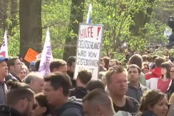 DEMONSTRANTE U BERLINU RASTERUJU SUZAVCEM: Protesti protiv mera dok poslanici odlučuju o pooštravanju! (VIDEO)