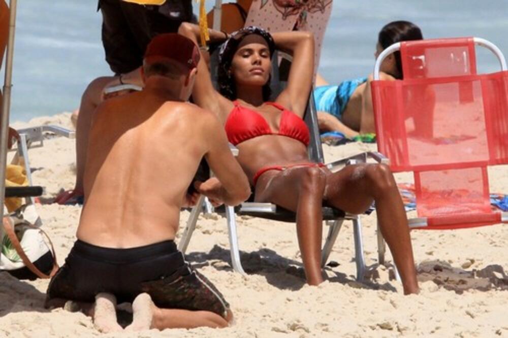 ZAVEO JU JE KADA JE IMALA 19 GODINA, PRE NJE JE BIO U BRAKU SA MONIKOM BELUČI: Uslikani na plaži, ONA PUCA KAKVA JE