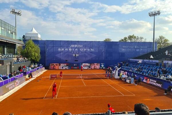 SPECIJALNI GOSTI NA ĐOKOVIĆEVOM MEČU: Kad god se okrene prema loži, sigurno je da mu NIJE SVEJEDNO! (FOTO)