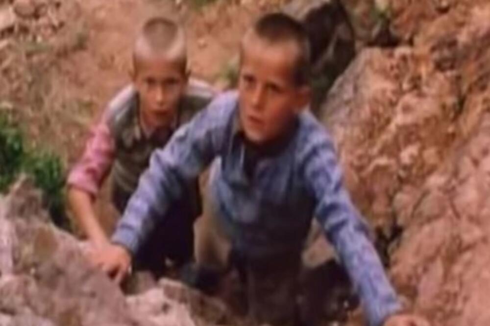 TETA ĐANU JE UDARIO KAMENOM U GLAVU! Imao je hit ulogu u "Lepa sela lepo gore", više se ne bavi glumom,OVO JE DANAS