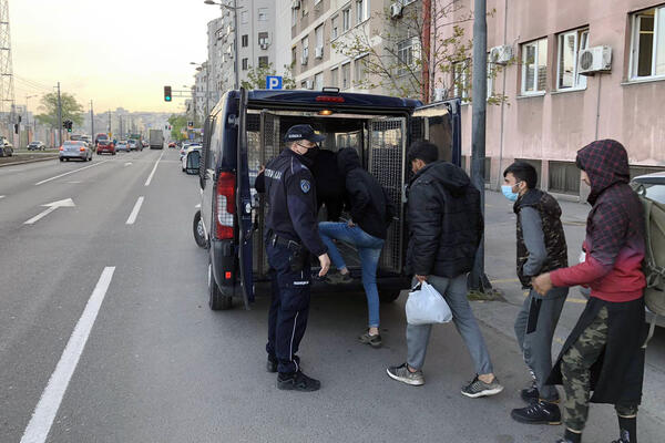 AKCIJA BEOGRADSKE POLICIJE! 23 migranta sprovedena u Prihvatni centar u Obrenovcu