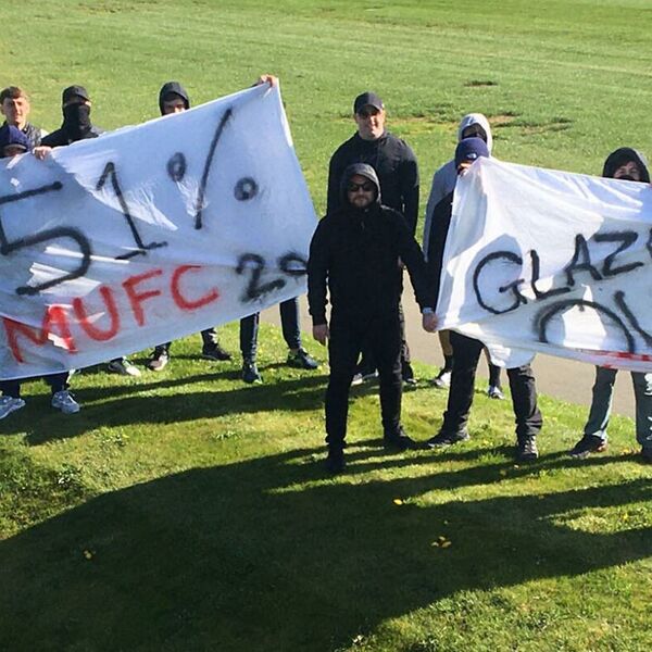 NAVIJAČI MANČESTERA UPALI U TRENING CENTAR: Poslali jasnu poruku Glejzeru, MATIĆ ih smirivao! (FOTO)