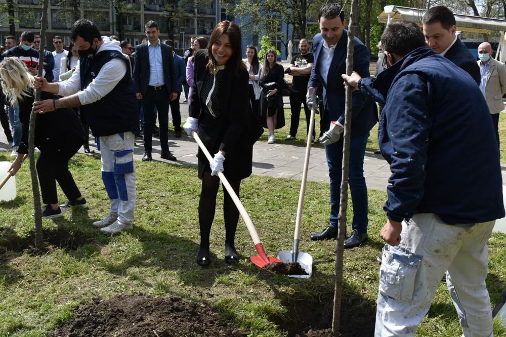Ministarka Vujović sadila stabla sa studentima na Dan planete Zemlje