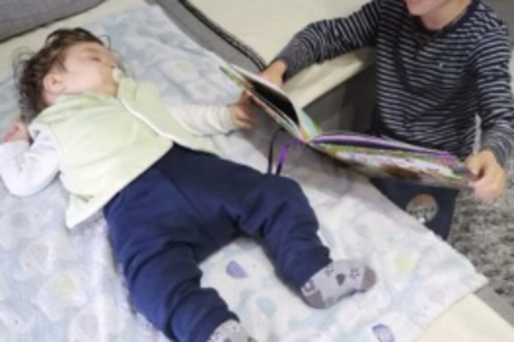 KAKO, BATO, NE MOŽEŠ DA ME ZAGRLIŠ, KAKVA JE TO BOLEST? Dirljiv prizor, Gavrilu brat čita PRIČE ZA LAKU NOĆ (FOTO)