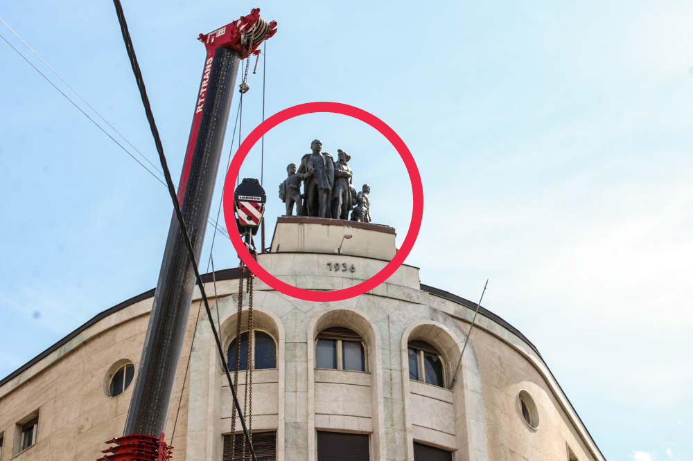 BEOGRAĐANI SU DANAS U ČUDU GLEDALI KRAN KOJI DIŽE OGROMNU SKULPTURU U CENTRU GRADA: Otkrivamo o čemu je reč! (FOTO)