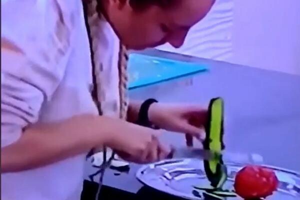 UŠILA LUNU ZA TRI DUŽINE!DRŽALA GA KO BOMBU I GULILA KO DA ĆE SEBI PRST DA ODESEČE:Pevačica nema tri čuke u kuhinji