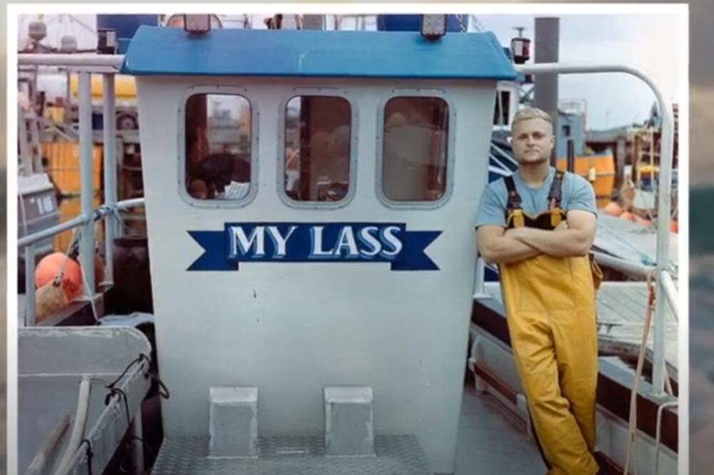 KOJA SREĆA! RIBAR ULOVIO IZUZETNO RETKOG JASTOGA POTPUNO PLAVE BOJE: Šanse za to su jedan u dva MILIONA! (VIDEO)