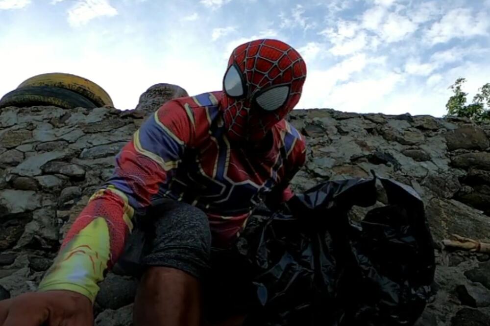SUPERHEROJ! SPAJDERMEN ČISTI OBALE OD SMEĆA U INDONEZIJI: Želi da skrene pažnju na JEDNU BITNU STVAR (VIDEO)