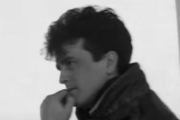 STRAVIČNO, IZNENADA UMRO POZNATI PEVAČ: Generacije su odrasle uz njega, TRAGEDIJA!