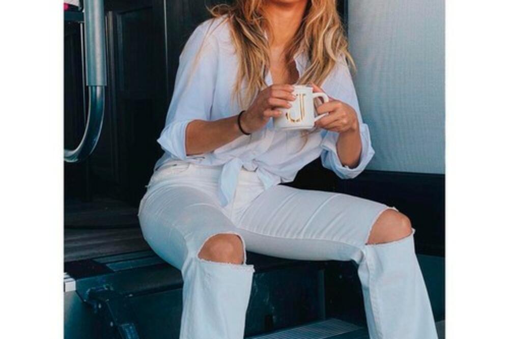 DŽENIFER LOPEZ SE KUNE U NAPITAK ZA BRŽI METABOLIZAM: Pije ga svako jutro i trvdi da je zalužan za njenu TOP LINIJU