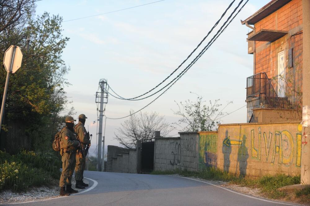 NA LICU MESTA U RITOPEKU U KUĆI VELJE NEVOLJE: Žandarmerija pretresa teren posle otkrića NOVE TAJNE SOBE