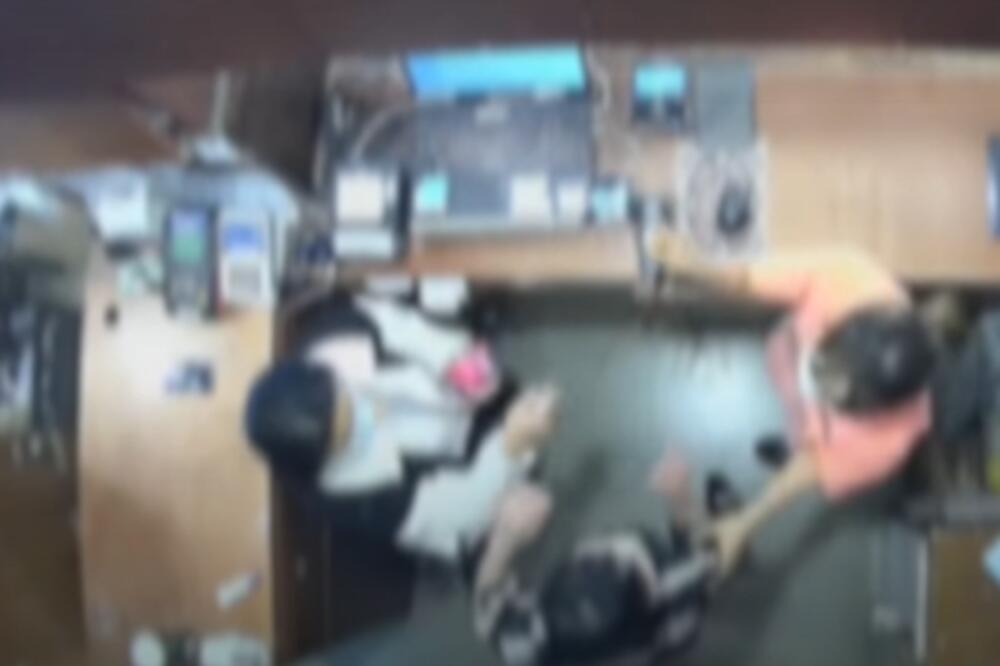 PUČE BRUKA, AMBASADOR CRVENI OD SRAMOTE ZBOG ŽENE: Šamarala je prodavca, on se izvinjava, ali UZALUD (VIDEO)