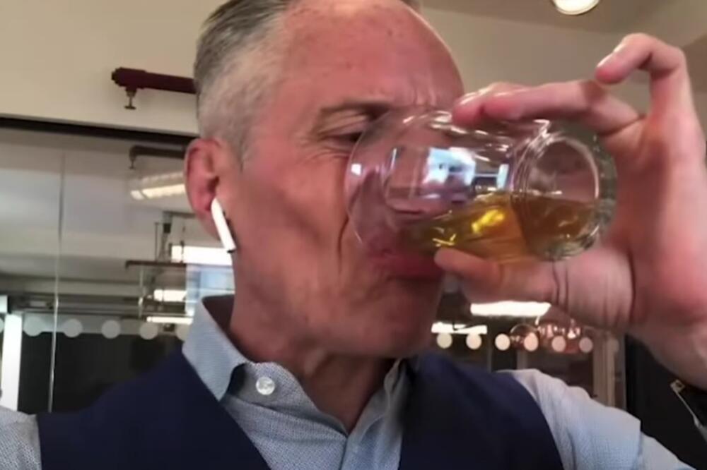 DA LI JE OVAJ ČOVEK NORMALAN? Skandalozan snimak kandidata za gradonačelnika Londona, POPIO JE SVOJ URIN! VIDEO